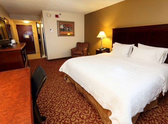 Hampton Inn & Suites - Charlottesville, VA