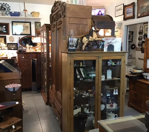 Attic Treasures Antiques & Collectables - West Liberty, IA