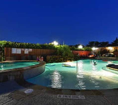 Sunday House Inn & Suites - Fredericksburg, TX