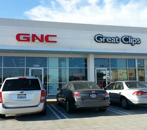 Gnc - Los Angeles, CA. Entrance through top level of parking lot