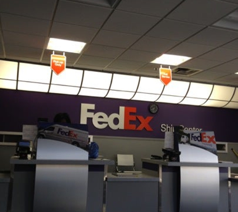 FedEx Ship Center - Los Angeles, CA