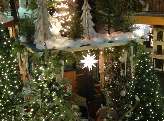 Tis The Season Christmas Shop - Millersburg, OH