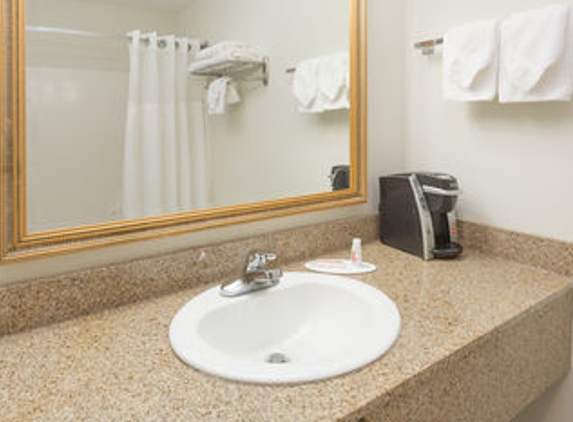 Days Inn by Wyndham Biloxi Beach - Biloxi, MS