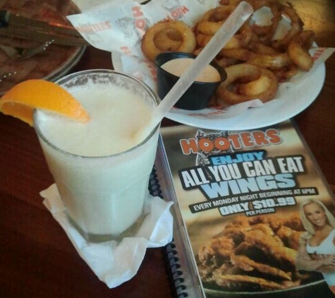 Hooters - Kansas City, MO