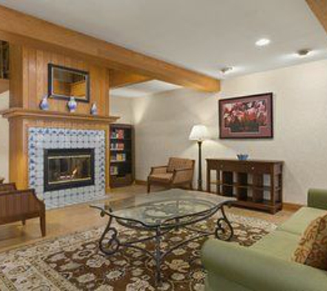 Country Inns & Suites - Holland, MI