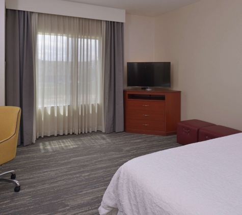 Hampton Inn & Suites - Bakersfield, CA