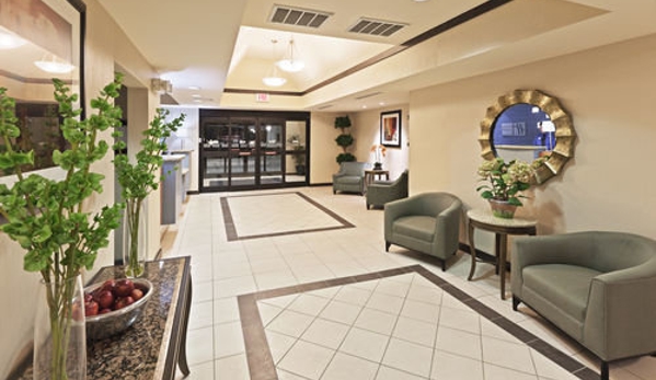 Holiday Inn Express & Suites El Paso Airport - El Paso, TX