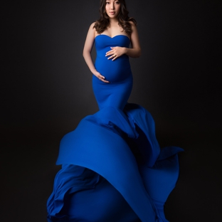 Le Studio NYC Manhattan - New York, NY. Embrace the magic of pregnancy and the beauty of motherhood through Lea Cartier's skilled maternity photography at Le Studio NYC, Brooklyn.