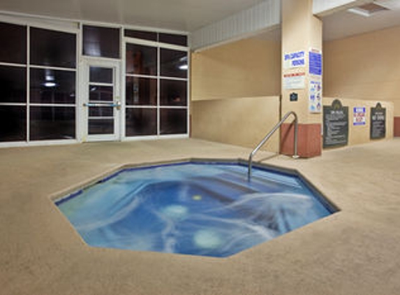 Holiday Inn Express & Suites Hiawassee - Hiawassee, GA