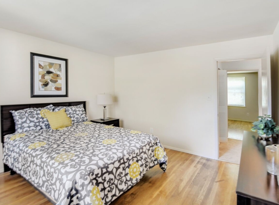 Colonial Heights Apartments - Colonial Heights, VA. Bedroom