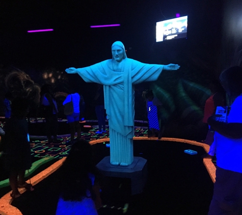 GLO Mini Golf | Arcade | Virtual Reality | Ice Cream Bar - Riverside, CA