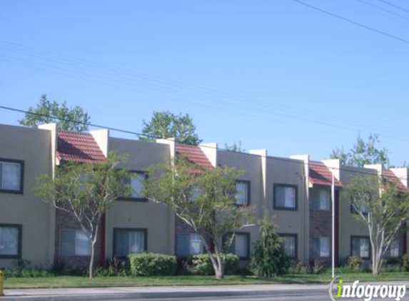 Parkwood Apartments - Lancaster, CA