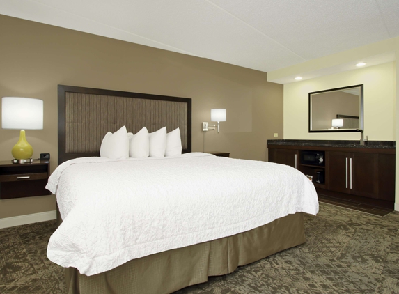 Hampton Inn & Suites Rockville Centre - Rockville Centre, NY