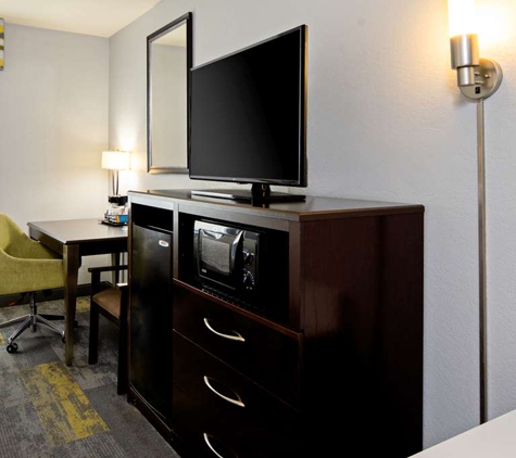 Hampton Inn & Suites Bakersfield/Hwy 58, CA - Bakersfield, CA