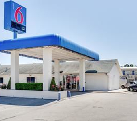 Motel 6 - Fayetteville, AR