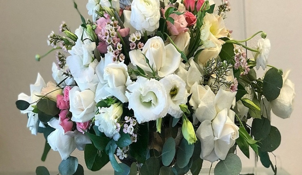 Tina's Flowers and Gifts - Woodland Hills, CA