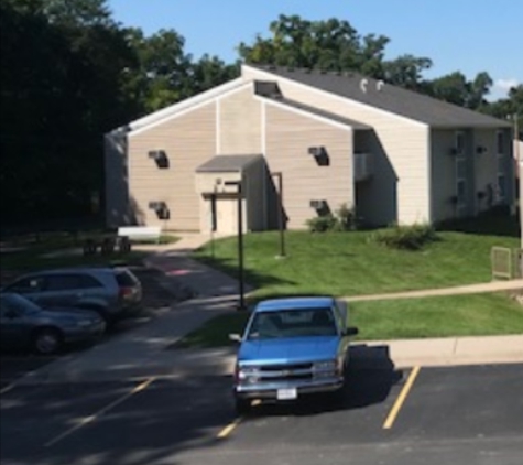 Whispering Hills Apartments - Port Byron, IL. Truck belongs tocreepy pervert matt. Photo compliment of chancey and kim.