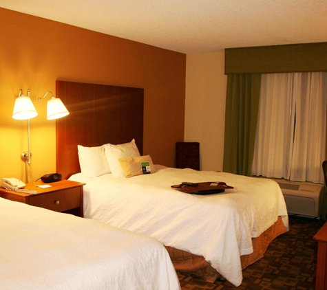 Hampton Inn & Suites Kansas City-Merriam - Merriam, KS