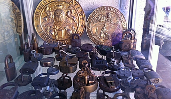 Axcess Locksmiths | Safes Sydney | Emergency Locksmiths - Kings Park, NSW. All the latest technologies.