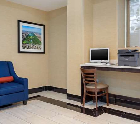 Comfort Inn & Suites Near JFK Air Train - Jamaica, NY