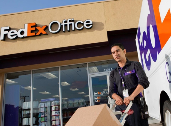 FedEx Office Ship Center - Westlake Village, CA