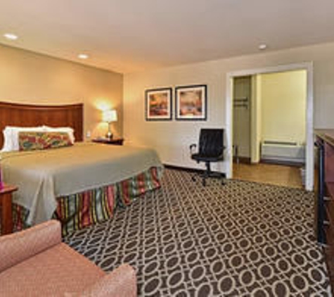 Sunday House Inn & Suites - Fredericksburg, TX