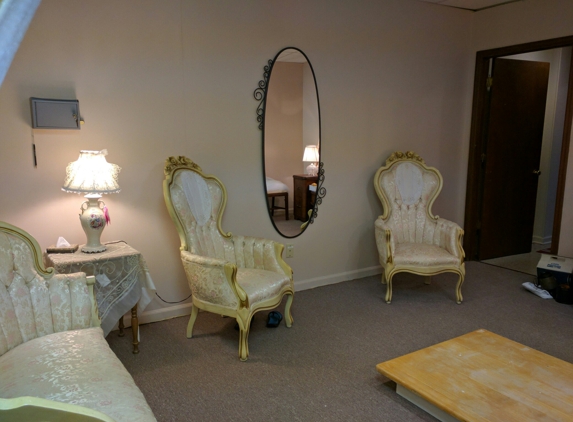 SilverWing Sewing & Alterations - Hamilton, OH. Fitting room with seating for extended family