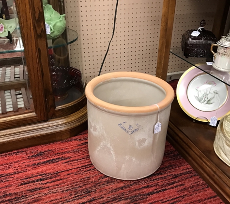 Apple Tree Antique Gallery - Bethany, OK. Vintage #5 Diamond Brand Crock.