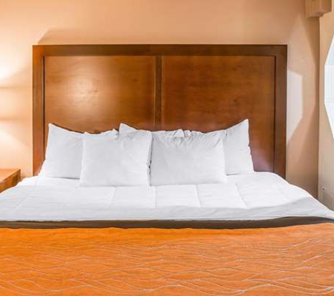 Country Inns & Suites - Battle Creek, MI