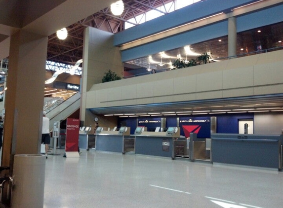 FAR - Hector International Airport - Fargo, ND