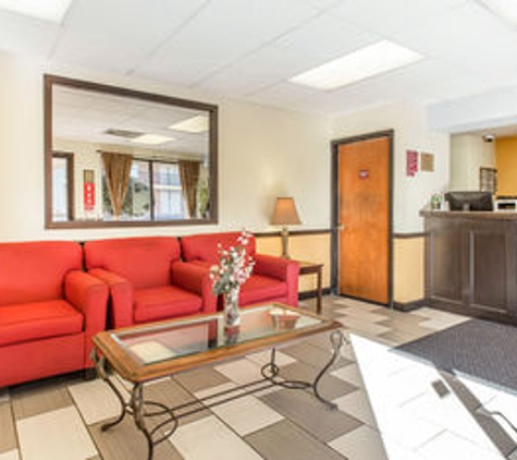 Econo Lodge - Columbus, GA