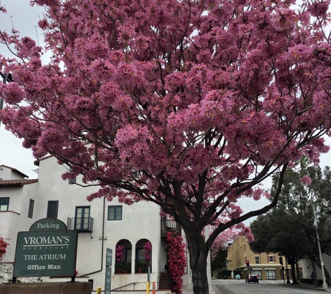 La Petite Ecole Francaise - Pasadena, CA. We provide free 90 minute parking behind Vroman's bookstore.