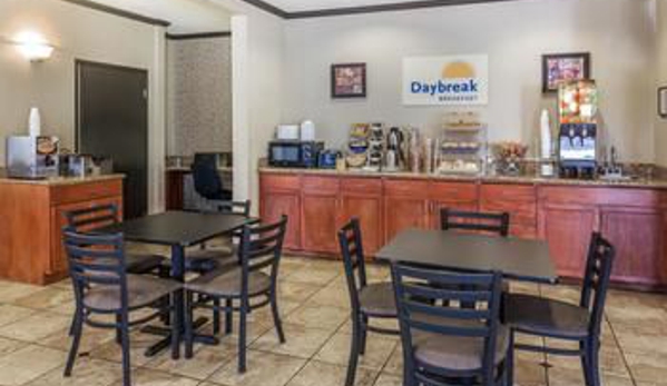 Days Inn & Suites by Wyndham Vancouver - Vancouver, WA