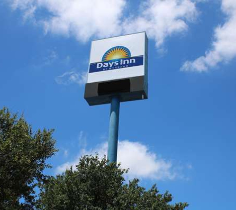 Days Inn by Wyndham Waco University Area - Waco, TX