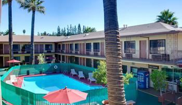 Studio City Court Yard Hotel - Studio City, CA