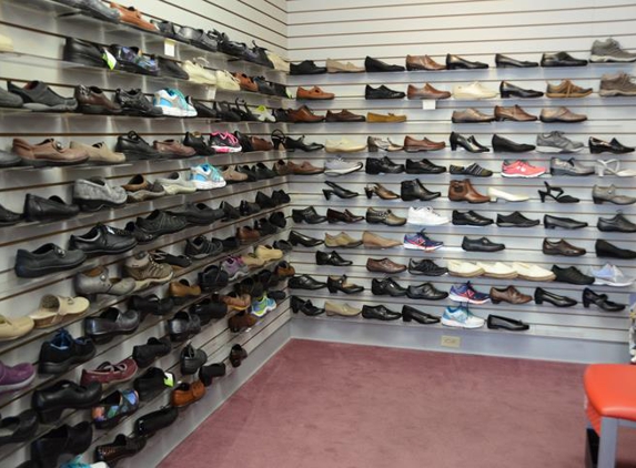 Holmes Shoes - Moline, IL