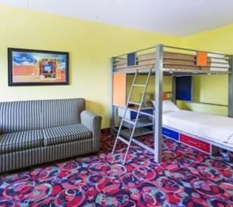 Ramada by Wyndham Bettendorf - Bettendorf, IA