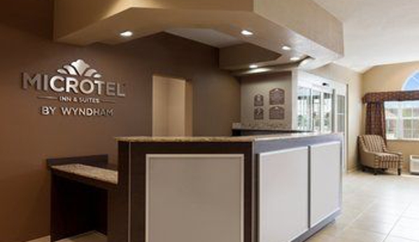 Microtel Inn & Suites by Wyndham Pleasanton - Pleasanton, TX