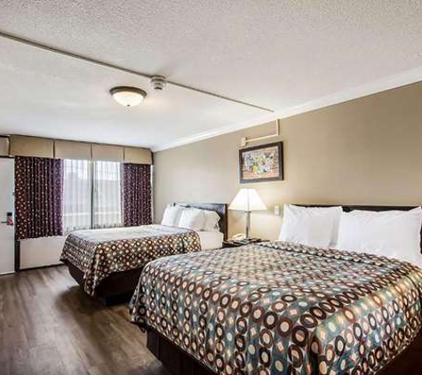 Super 8 by Wyndham Meadowlands - Carlstadt, NJ