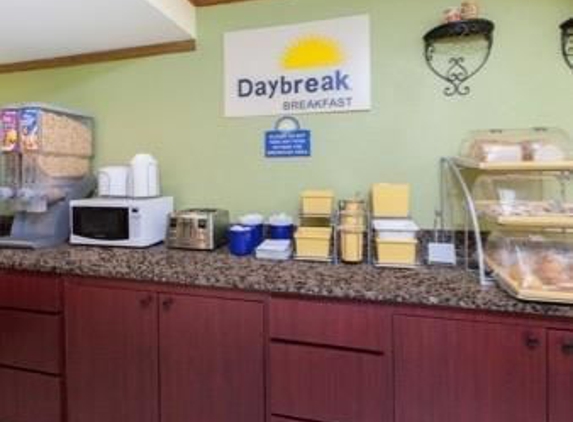 Days Inn & Suites by Wyndham Madison Heights MI - Madison Heights, MI