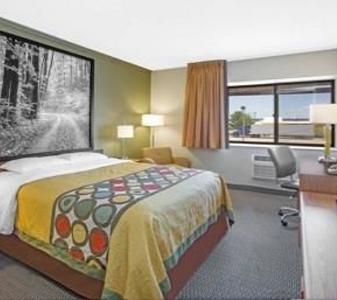 Super 8 by Wyndham Windsor/Madison North - Windsor, WI