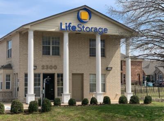 Life Storage - Carrollton, TX