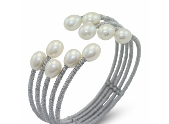 Girls Love Pearls - Brisbane City, QLD. 10 freshwater pearl, open wire torque bangle.