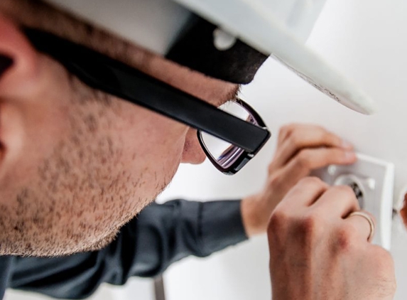 Electricians in Sherman Oaks - Los Angeles, CA. repairing