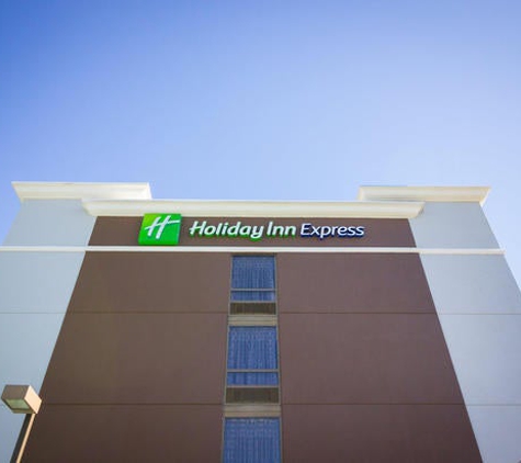 Holiday Inn Express & Suites Austin Airport - Austin, TX