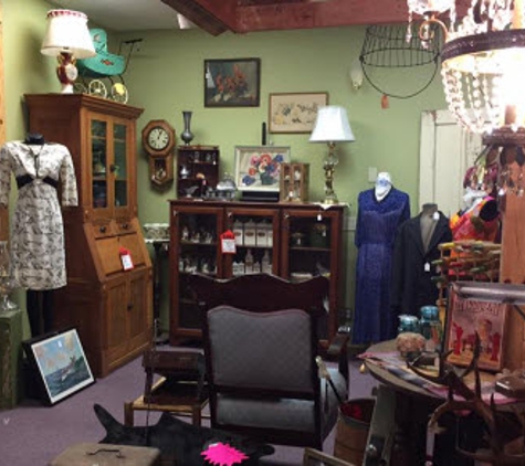 Town &country Antiques - Menomonie, WI