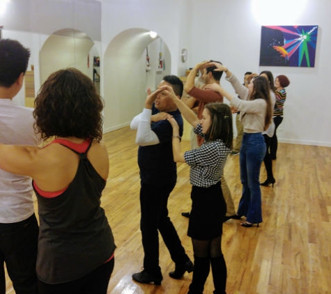 Mixed Motion Art Dance Academy - Chicago, IL. Group Salsa Class in Chicago