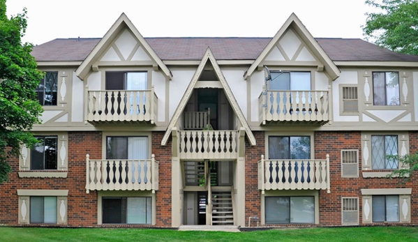 Fox Pointe Apartments - East Moline, IL