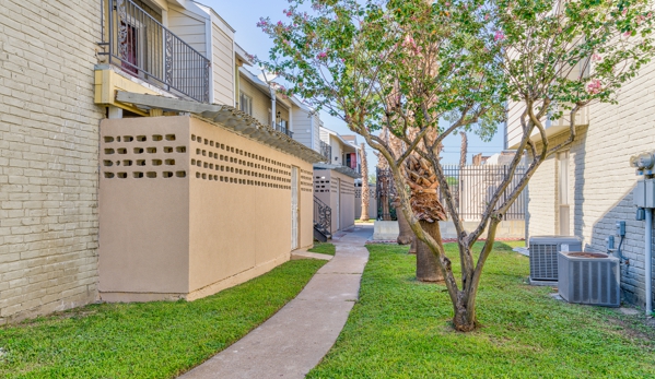 Falls of Bellaire - Houston, TX. Exteriors - Private Patios