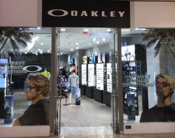 Oakley discount store finder